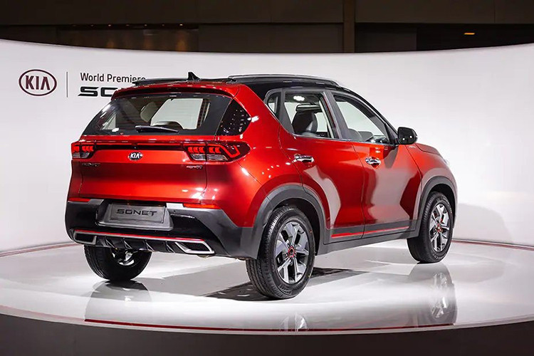 Lưới tản nhiệt "mũi hổ" đặc trưng của thương hiệu Kia, hai bên lưới tản nhiệt là cụm đèn pha LED với dải đèn LED định vị ban ngày độc đáo, trông như mắt mèo và thiết kế nhịp tim. Đằng sau, Kia Sonet sở hữu thiết kế hiện đại với cột C màu đen bóng khiến cửa sau như ôm trọn lấy 2 góc đuôi xe. Cụm đèn hậu LED cũng có tạo hình nối với nhau bằng một dải màu đỏ giúp nhấn mạnh chiều rộng của xe.