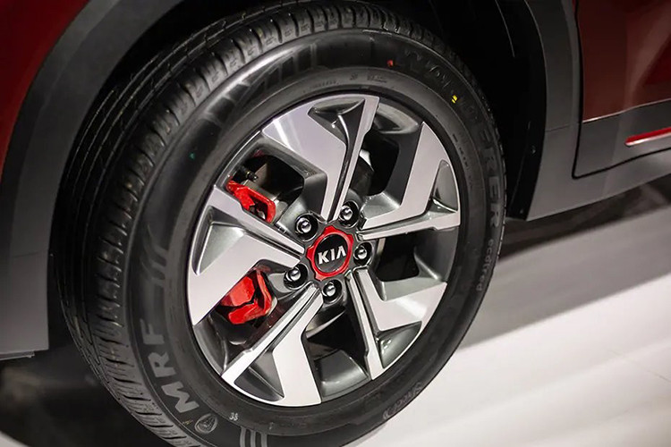 Vòng sang bên sườn, chúng ta sẽ bắt gặp hốc bánh "cơ bắp" và bộ vành hợp kim 5 chấu mang thiết kế tua-bin. Ở phiên bản Tech Line, bộ vành này được sơn phối 2 màu thể thao. Trong khi đó, ở phiên bản GT Line, bộ vành sẽ có thêm vòng tròn màu đỏ ở trục bánh và đi kèm cùm phanh màu đỏ.