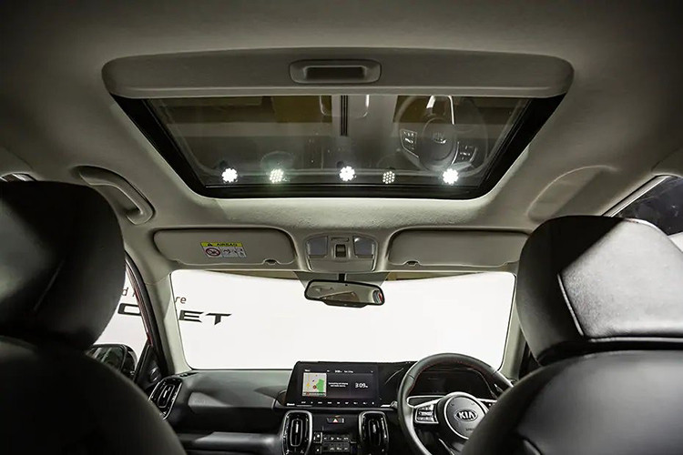 Về an toàn, xe trang bị 6 túi khí. Ngoài ra còn có phanh ABS, hệ thống phân bổ lực phanh điện tử EBD, hệ thống kiểm soát độ bám đường, hỗ trợ phanh, camera lùi, và kiểm soát hành trình bị động.