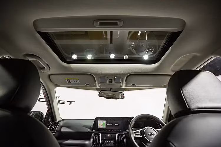 Về an toàn, xe trang bị 6 túi khí. Ngoài ra còn có phanh ABS, hệ thống phân bổ lực phanh điện tử EBD, hệ thống kiểm soát độ bám đường, hỗ trợ phanh, camera lùi, và kiểm soát hành trình bị động.