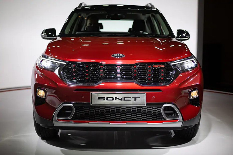 Như vậy, phiên bản động cơ ở Indonesia sẽ khác với phiên bản Ấn Độ khi loại bỏ bản động cơ xăng hút khí tự nhiên 1.2 lít, 4 xi-lanh và bản máy xăng tăng áp 1.0 lít, 3 xi-lanh. Hệ truyền động này được đánh giá là phù hợp khi di chuyển trong thành phố. Kia Sonet ban đầu được thiết riêng cho Ấn Độ, nhưng giống với Seltos, đây sẽ là mẫu xe toàn cầu khi Kia Ấn Độ dự định xuất khẩu mẫu xe này tới 70 quốc gia.