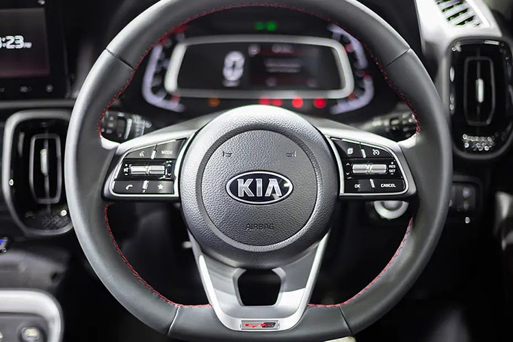 Xe sở hữu vô lăng vát đáy thể thao, ... bảng đồng hồ với màn hình đa thông tin 4,2 inch, nối liền với màn hình cảm ứng 10,25 inch của hệ thống thông tin giải trí. Ngoài ra, xe còn có hệ thống âm thanh Bose 7 loa, bộ sạc điện thoại thông minh, đèn LED âm thanh tâm trạng, một cổng USB cho hành khách phía sau, nhưng ghế sau không thể gập lại. Không giản cốp xe là 392 lít. 