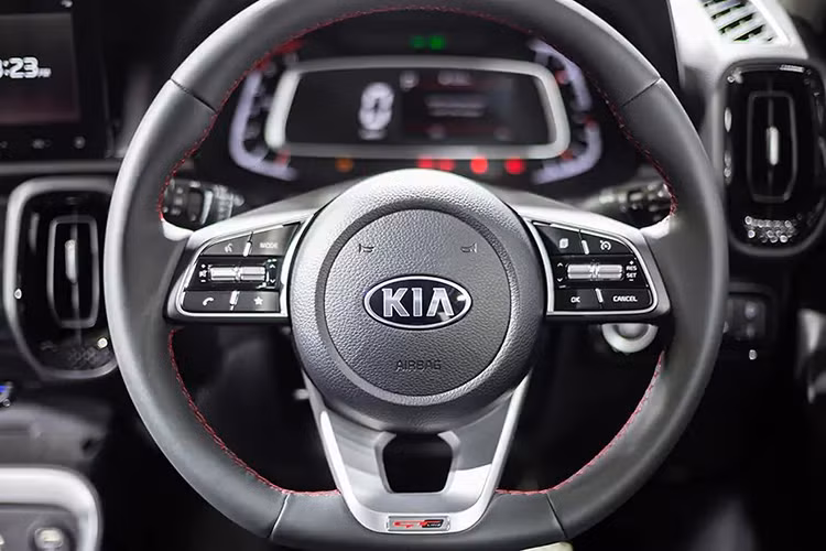 Xe sở hữu vô lăng vát đáy thể thao, ... bảng đồng hồ với màn hình đa thông tin 4,2 inch, nối liền với màn hình cảm ứng 10,25 inch của hệ thống thông tin giải trí. Ngoài ra, xe còn có hệ thống âm thanh Bose 7 loa, bộ sạc điện thoại thông minh, đèn LED âm thanh tâm trạng, một cổng USB cho hành khách phía sau, nhưng ghế sau không thể gập lại. Không giản cốp xe là 392 lít. 