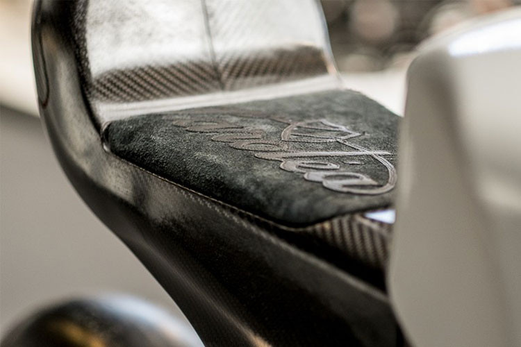 Tuy nhiên, sức mạnh thực sự của Sarolea Manx7 nằm ở khả năng tăng tốc của xe, với mô men xoắn cực đại lên đến 450 Nm, chiếc mô tô điện này có thể đánh bại bất kỳ mẫu mô tô 1.000 cc nào trên thị trường ở thể thức đua drag 400m. Không những thế, Sarolea tiết lộ Manx7 có khả năng đạt vận tốc tối đa lên đến 240 km/h.