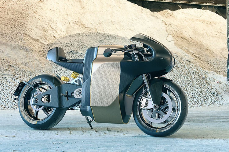 Với tất cả trang bị trên, Sarolea Manx7 có tổng trọng lượng ở mức 217 kg, khá nhẹ so với một chiếc môtô điện. Phiên bản thấp nhất trang bị pin 14kWh có giá 42.975 EUR, tương đương 1,15 tỷ đồng, hai phiên bản cao cấp hơn là bản 18kWh và 22kWh có giá lần lượt là 46.280 EUR và 48.760 EUR, tương đương 1,23 tỷ và 1,3 tỷ đồng.