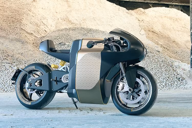 Với tất cả trang bị trên, Sarolea Manx7 có tổng trọng lượng ở mức 217 kg, khá nhẹ so với một chiếc môtô điện. Phiên bản thấp nhất trang bị pin 14kWh có giá 42.975 EUR, tương đương 1,15 tỷ đồng, hai phiên bản cao cấp hơn là bản 18kWh và 22kWh có giá lần lượt là 46.280 EUR và 48.760 EUR, tương đương 1,23 tỷ và 1,3 tỷ đồng.