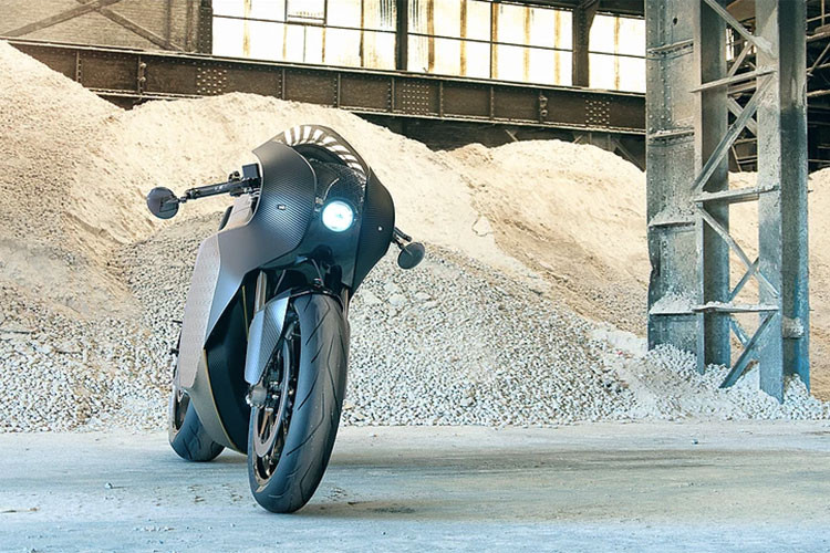 Theo đó, xe môtô Sarolea Manx7 được trang bị bộ khung liền khối và gắp sau bằng sợi carbon. Sức mạnh của xe đến từ khối mô tơ điện không chổi than 120kW, làm mát bằng gió. Cung cấp năng lượng cho mô tơ là bộ pin Li-ion với 3 tùy chọn dung lượng là 14, 18 và 22 kWh giờ.