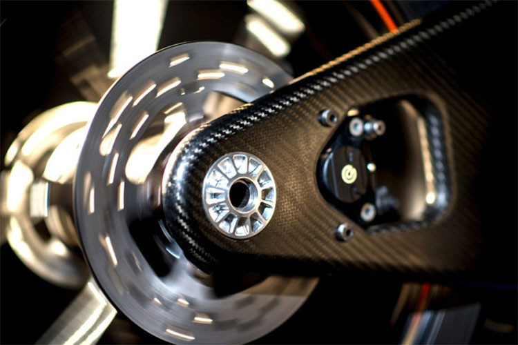 Tùy vào pin cũng như chế độ vận hành mà Manx7 có tầm hoạt động khác nhau. Theo Sarolea, bộ pin 14 kWh mang đến 230 km vận hành, con số này khi trang bị pin 18 và 22 kWh tương ứng là 280 và 330 km. Như vậy có thể thấy cả ba bộ pin trên đều có dung lượng khá cao, nhưng thời gian sạc pin lại rất nhanh với chỉ 20 phút để sạc 80% dung lượng pin.