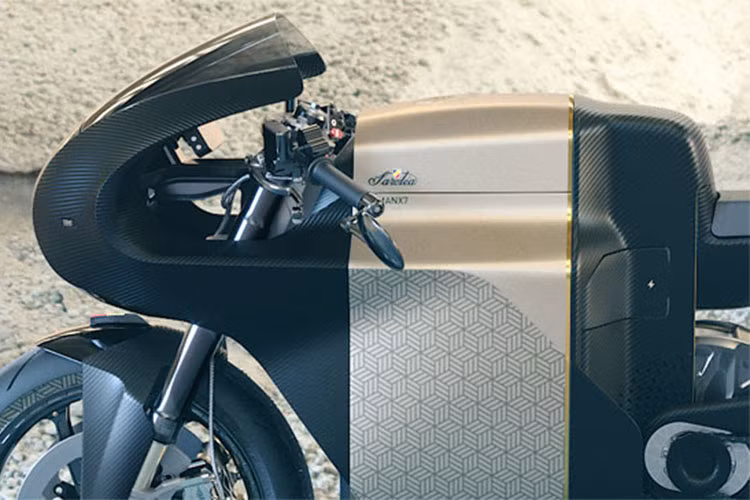 Xe sử dụng hệ truyền động nhông xích như các mẫu xe môtô truyền thống. Nhờ có trang bị trên mà Sarolea Manx7 sở hữu công suất 167 mã lực, nằm giữa phân khúc siêu môtô và môtô phân khối lớn tầm trung trang bị động cơ đốt trong trên thị trường hiện nay.