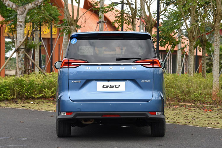 Nằm hai bên lưới tản nhiệt trên là cụm đèn pha có thiết kế sắc sảo và tích hợp dải đèn LED định vị ban ngày. Cả đèn chiếu xa và gần của Maxus G50 2019 đều dùng bóng LED. Ngoài ra, Maxus G50 2019 còn có hốc gió hai bên cản trước đi kèm chi tiết mạ crôm trang trí hình boomerang.