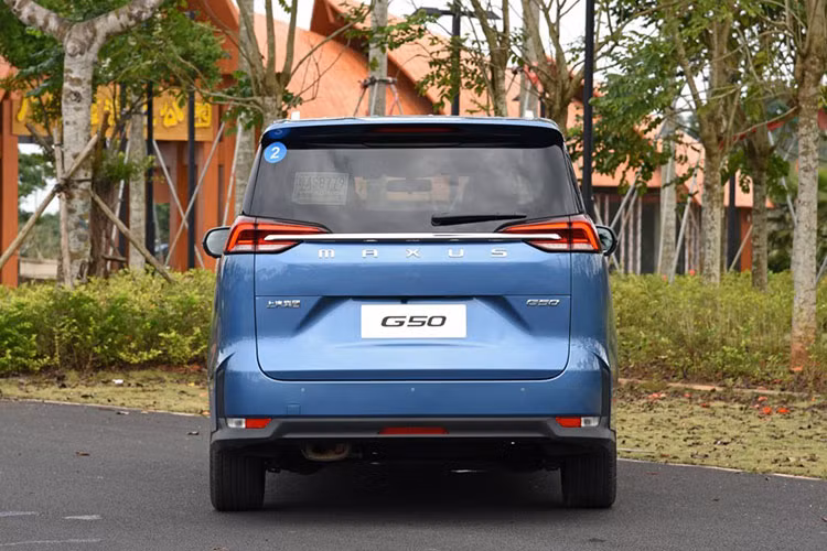 Nằm hai bên lưới tản nhiệt trên là cụm đèn pha có thiết kế sắc sảo và tích hợp dải đèn LED định vị ban ngày. Cả đèn chiếu xa và gần của Maxus G50 2019 đều dùng bóng LED. Ngoài ra, Maxus G50 2019 còn có hốc gió hai bên cản trước đi kèm chi tiết mạ crôm trang trí hình boomerang.