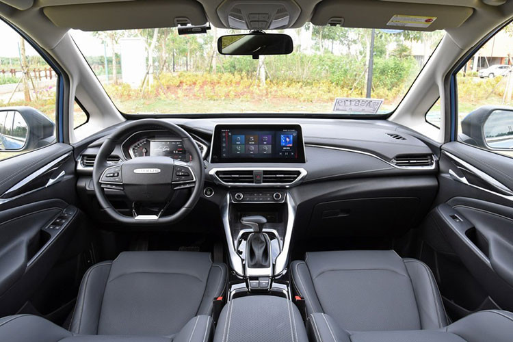 Ở phiên bản 2019, mẫu xe MPV cỡ nhỏ Maxus G50 sở hữu chiều dài 4.825 mm, rộng 1.825 mm, cao 1.778 mm và chiều dài cơ sở 2.800 mm. Kích thước này mang đến không gian nội thất khá rộng rãi với nhiều cấu hình ghế, bao gồm 2+3, 2+2+2, 2+2+3, 2+3+2 và 2+3+3.