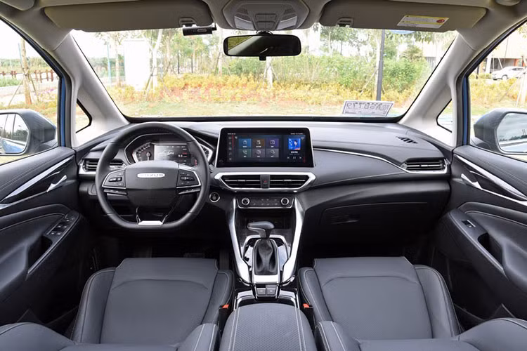 Ở phiên bản 2019, mẫu xe MPV cỡ nhỏ Maxus G50 sở hữu chiều dài 4.825 mm, rộng 1.825 mm, cao 1.778 mm và chiều dài cơ sở 2.800 mm. Kích thước này mang đến không gian nội thất khá rộng rãi với nhiều cấu hình ghế, bao gồm 2+3, 2+2+2, 2+2+3, 2+3+2 và 2+3+3.