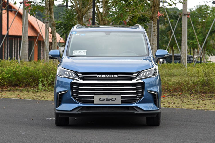 Về ngoại hình, mấu xe Maxus G50 2019 sở hữu thiết kế khá đặc trưng của dòng xe MPV nhưng được đánh giá là khá trẻ trung và hợp thời trang. Trên đầu xe có lưới tản nhiệt rộng được ngăn thành 2 tầng bằng thanh mạ crôm khá dày dặn, nối liền với cụm đèn pha. Trong đó, lưới tản nhiệt dưới đi kèm 4 nan mạ crôm nằm ngang.