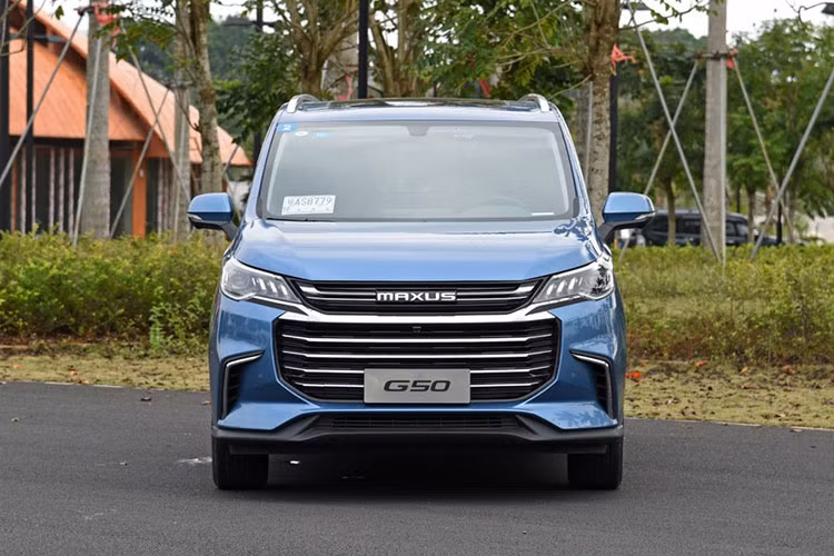 Về ngoại hình, mấu xe Maxus G50 2019 sở hữu thiết kế khá đặc trưng của dòng xe MPV nhưng được đánh giá là khá trẻ trung và hợp thời trang. Trên đầu xe có lưới tản nhiệt rộng được ngăn thành 2 tầng bằng thanh mạ crôm khá dày dặn, nối liền với cụm đèn pha. Trong đó, lưới tản nhiệt dưới đi kèm 4 nan mạ crôm nằm ngang.