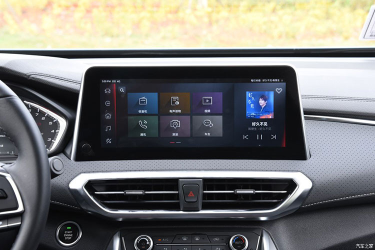 Xe cũng được trang bị sạc điện thoại thông minh không dây, màn hình hiển thị thông tin trên kính chắn gió, camera lùi, cửa sổ trời toàn cảnh và ghế sưởi. Để đảm bảo an toàn cho người dùng, mẫu MPV cỡ nhỏ này được trang bị phanh khẩn cấp tự động và hỗ trợ giữ làn đường.