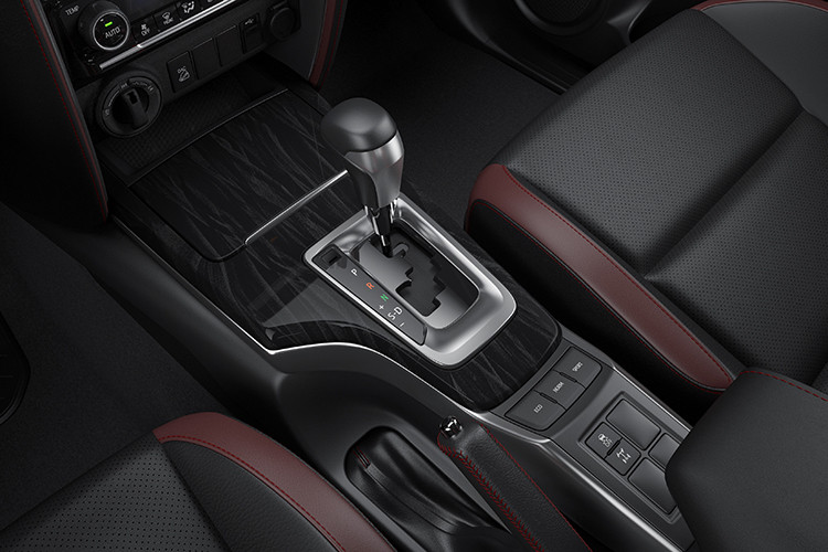 Dầu 4cyl thẳng hàng dung tích 2.4L tăng áp (2GD-FTV) vẫn duy trì mức công suất tối đa 150 mã lực tại 3.400 vòng/phút và mô-men xoắn cực đại 400 Nm tại 1.600 - 2.000 vòng/phút. Xăng 4cyl thẳng hàng dung tích 2.7L (2TR-FE) công suất tối đa 164 mã lực tại 5.200 vòng/phút và mô-men xoắn cực đại 245 Nm tại 4.000 vòng/phút.