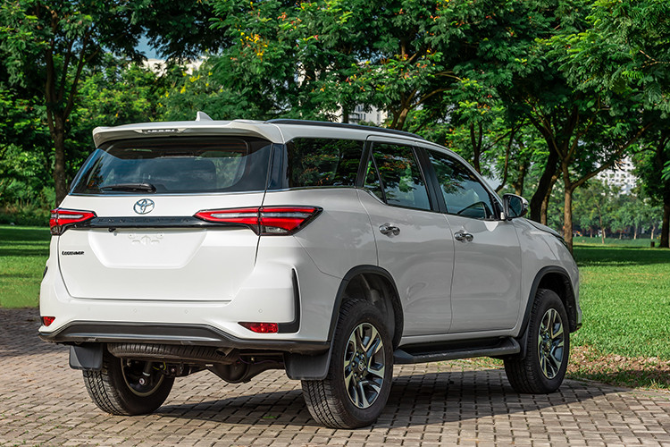 Ở phiên bản LEGENDER cao cấp nhất, ngoại thất Fortuner 2021 đã được sửa đổi toàn bộ phần đầu xe để mang phong cách táo bạo hơn trước. Trong đó, cản trước bao gồm cụm lưới tản nhiệt được thiết kế lại rộng hơn, trang bị đèn pha LED kép (dual-LED) và đèn sương mù LED, tích hợp đèn xi-nhan báo rẽ ngay bên dưới cản trước.
