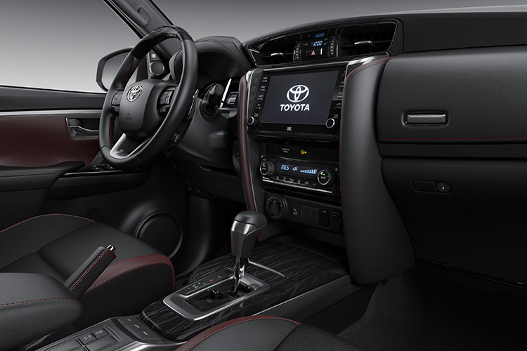 Tương tự như ở thị trường Thái Lan, Fortuner 2021 tại Việt Nam cũng được nâng cấp hệ thống an toàn và hỗ trợ lái hiện đại. Bên cạnh các hệ thống an toàn chủ động &amp; bị động như cũ, Toyota Fortuner 2021 bản 2.8 có thêm gói trang bị an toàn Toyota Safety SENSE bao gồm: Cảnh báo trước va chạm PCS, Cảnh báo chệch làn đường, Kiểm soát hành trình thích ứng Cruise Control từ radar ở đầu xe (Dynamic Radar Cruise Control), Camera 360 độ hiển thị nhiều góc nhìn hỗ trợ đỗ xe linh hoạt.