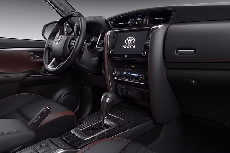 Tương tự như ở thị trường Thái Lan, Fortuner 2021 tại Việt Nam cũng được nâng cấp hệ thống an toàn và hỗ trợ lái hiện đại. Bên cạnh các hệ thống an toàn chủ động &amp; bị động như cũ, Toyota Fortuner 2021 bản 2.8 có thêm gói trang bị an toàn Toyota Safety SENSE bao gồm: Cảnh báo trước va chạm PCS, Cảnh báo chệch làn đường, Kiểm soát hành trình thích ứng Cruise Control từ radar ở đầu xe (Dynamic Radar Cruise Control), Camera 360 độ hiển thị nhiều góc nhìn hỗ trợ đỗ xe linh hoạt.