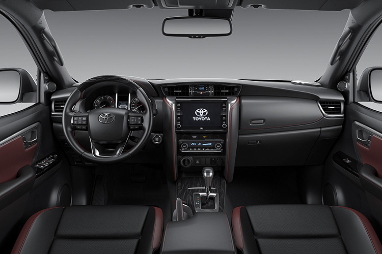 Nội thất Fortuner 2021 tại Việt Nam sẽ không thay đổi lớn về bố cục, chỉ tăng trang bị tiện nghi giải trí, màn hình lớn hơn, bản Legender có 11 loa JBL. Khác biệt nhất là màu ghế. Fortuner 2021 sẽ sử dụng ghế da màu Đen thay cho màu Nâu của bản cũ. Bản Legender sẽ sử dụng ghế da 2 tông màu Đen viền Đỏ. 