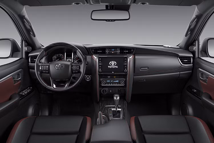 Nội thất Fortuner 2021 tại Việt Nam sẽ không thay đổi lớn về bố cục, chỉ tăng trang bị tiện nghi giải trí, màn hình lớn hơn, bản Legender có 11 loa JBL. Khác biệt nhất là màu ghế. Fortuner 2021 sẽ sử dụng ghế da màu Đen thay cho màu Nâu của bản cũ. Bản Legender sẽ sử dụng ghế da 2 tông màu Đen viền Đỏ. 