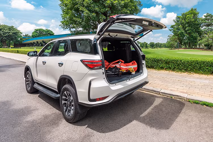 Bên cạnh đó, cụm đèn hậu LED phía sau đã được Toyota đồ họa lại theo phong cách tương tự như đèn hậu của dòng xe Camry. Cuối cùng, “dàn chân” của Fortuner bản LEGENDER sử dụng mâm 20 inch với lốp 265/50 R20, mâm LEGENDER mang kích thước lớn hơn nhiều so với mâm 18 inch ở phiên bản “full options 2.8L” cũ.