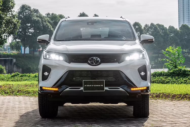 Toyota Fortuner 2021 phiên bản nâng cấp facelift mới tại Việt Nam được bán ra với nhiều phiên bản tương tự như Fortuner 2021 ở thị trường Thái Lan. Trong đó bao gồm phiên bản Tiêu chuẩn và phiên bản ngoại thất thể thao LEGENDER đang được nhiều khách hàng Việt chờ đợi nhất.