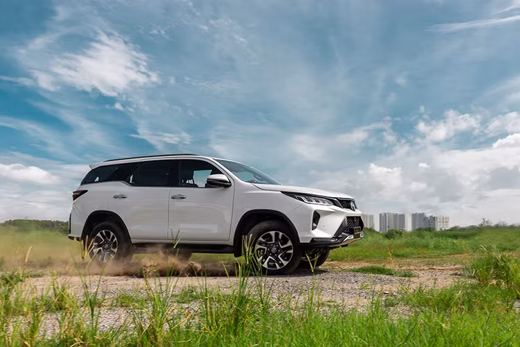  Giá xe Toyota Fortuner 2021 tại Việt Nam bản máy dầu từ 995 triệu đồng, cao nhất Fortuner Legender 2.8L 4x4 máy dầu là 1,426 tỷ đồng. Phiên bản máy xăng có gì từ 1,13 đến 1,23 tỷ đồng. Trong các phiên bản trên của Fortuner 2021, có thể thấy các phiên bản máy Dầu Legender 2.4 4x2 AT giá 1,195 tỷ đồng khá hấp dẫn cho các khách hàng thích xe máy dầu có ngoại hình thể thao, nội thất bắt mắt. Đây sẽ là đối thủ đáng gớm của Kia Sorento 2021 mới ra mắt tại Việt Nam.