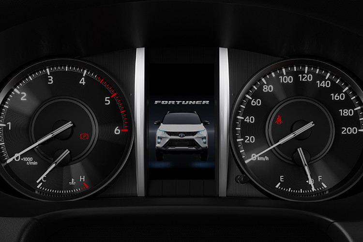 Dẫu vậy, trong gói Toyota Safety Sense trên Fortuner 2021 không có hệ thống đèn pha chủ động (Adaptive High Beam Assist) như trên dòng Camry thế hệ mới. Chỉ là bản nâng cấp giữa dòng đời, chưa phải là thế hệ hoàn toàn mới nên Fortuner 2021 với những thay đổi về thiết kế, tăng tiện nghi, giải trí và hỗ trợ lái, động cơ được tinh chỉnh hiệu suất (2.8L) như vậy được xem là khá mạnh tay với truyền thống của Toyota.