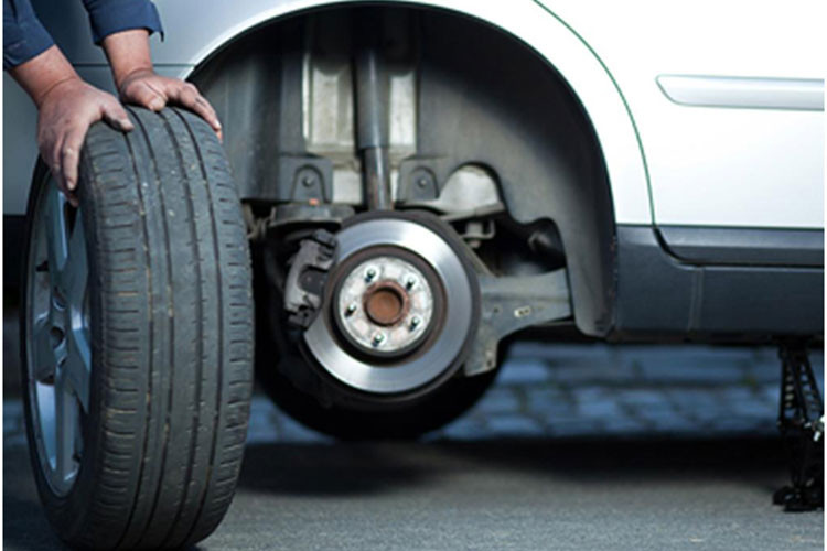 Motor1 trích dẫn một số nguồn tin cho biết hơn 25% ôtô lưu thông tại Mỹ dùng lốp có độ mòn vượt mức cho phép. Người lái cần kiểm tra ốp suất lốp thường xuyên, nhất là khi vận hành xe trong điều kiện nắng nóng bất thường. Các thao tác này sẽ giúp tiết kiệm khoảng 8 cent mỗi gallon.