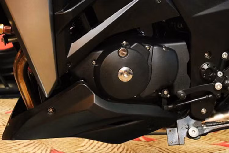 JIAJUE N19 được hãng xe Trung Quốc trang bị khối động cơ đôi 2 xi-lanh làm mát bằng nước, với mã lực tối đa 20.6kW / 8,300rpm và mô-men xoắn tối đa 28nm / 6,000rpm ở phiên bản 400cc, trong khi phiên bản 450cc, xe trọng lượng tăng 4kg, mã lực tối đa tăng lên 27kW / 8,300rpm, mô-men xoắn cực đại 35Nm / 6,000rpm.