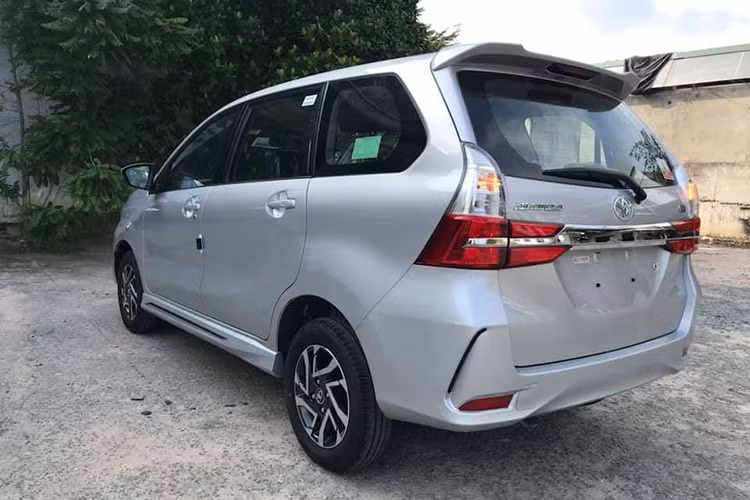 Toyota Avanza 2019 thực chất là phiên bản facelift (nâng cấp giữa vòng đời), với ngoại hình ấn tượng hơn nhiều so với bản cũ, lấy cảm hứng từ những “đàn anh” như Voxy, Alphard và Vellfire. Xe có đèn pha tách đôi bởi một thanh nhựa dày. Phía sau trang bị cụm đèn hậu hình chữ L mới giống với mẫu Veloz, kích thước xe không đổi.