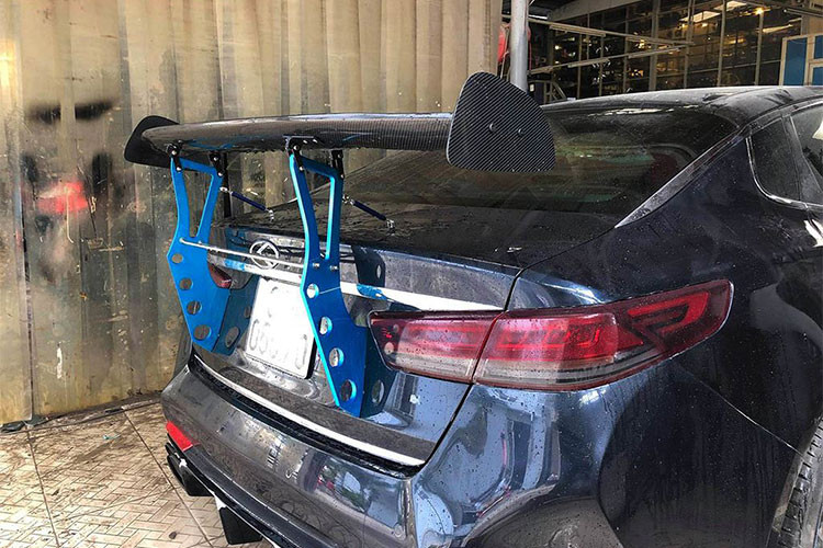 Tương tự như phần đuôi xe, bên hông của chiếc Kia Optima độ siêu xe này cũng có thêm tấm ốp sườn để hoàn thiệt vẻ ngoài thể thao.