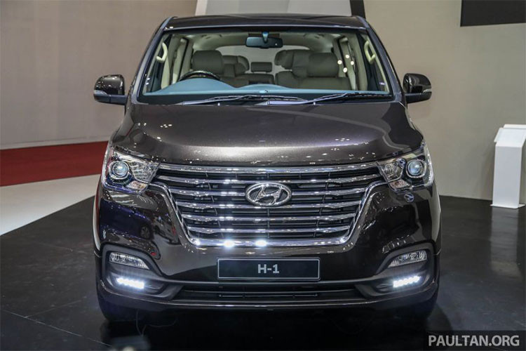 Gía xe Hyundai Grand Starex 2018 tại thị trường Indonesia sẽ được bán ra từ khoảng 487 triệu Rupiah (tương đương 782 triệu đồng) cho bản XG trang bị động cơ xăng và 599 triệu Rupiah (tương đương 962 triệu đồng) cho bản Royale trang bị máy dầu.