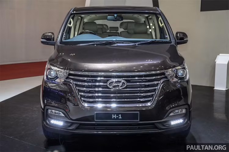 Gía xe Hyundai Grand Starex 2018 tại thị trường Indonesia sẽ được bán ra từ khoảng 487 triệu Rupiah (tương đương 782 triệu đồng) cho bản XG trang bị động cơ xăng và 599 triệu Rupiah (tương đương 962 triệu đồng) cho bản Royale trang bị máy dầu.