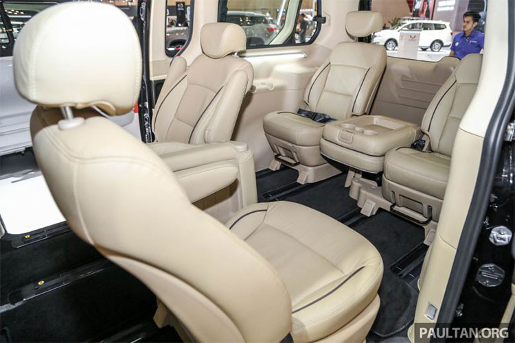 Bên cạnh đó, cách bố trí ghế ngồi bên trong cũng khác nhau, tùy thuộc vào từng phiên bản. Bản Elegance và XG có thiết kế 12 chỗ ngồi với cách sắp xếp 3-3-3-3, hàng ghế thứ hai có thể quay ngược về phía sau, tạo phong cách ngồi đối diện, ghế giữa của hàng ghế thứ 2 và thứ 3 có thể gập lại.