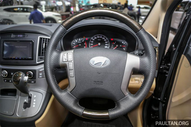 Trong khi nội thất Grand Starex phiên bản mới ở Hàn Quốc nổi bật với màn hình giải trí nổi, tương tự các mẫu xe hạng sang thì mẫu Grand Starex tại Indonesia có bảng điều khiển trung tâm của đời cũ, đơn giản và không có gì đáng chú ý. Thậm chí vô lăng của xe cũng không được nâng cấp.