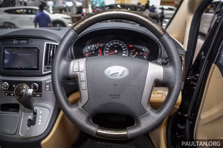 Trong khi nội thất Grand Starex phiên bản mới ở Hàn Quốc nổi bật với màn hình giải trí nổi, tương tự các mẫu xe hạng sang thì mẫu Grand Starex tại Indonesia có bảng điều khiển trung tâm của đời cũ, đơn giản và không có gì đáng chú ý. Thậm chí vô lăng của xe cũng không được nâng cấp.