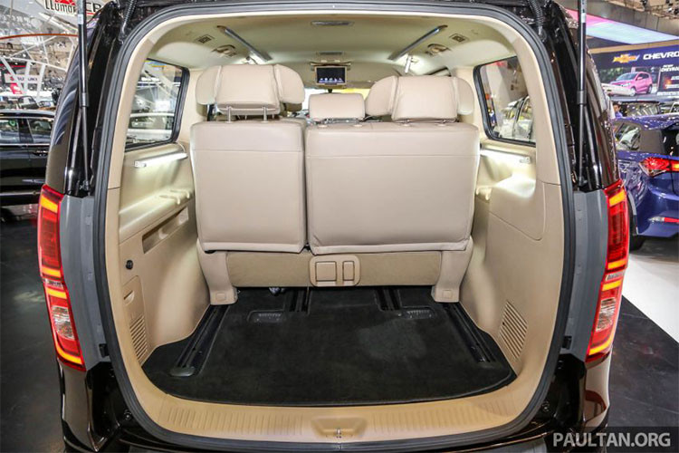 Trong khi đó phiên bản cao cấp nhất là Royale có cách bố trí 3-2-3 với 8 chỗ ngồi, trong đó hàng ghế thứ hai dạng captain chair, có thể điều khiển điện. Ngoài ra, xe còn được trang bị hệ thống hỗ trợ khởi hành ngang dốc, khóa vi sai và cách âm tốt hơn so với phiên bản trước đây. 