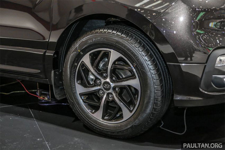 Xe sẽ được bán ra với 3 phiên bản là bản tiêu chuẩn Elegance, bản XG và bản Royale. Trong đó, bản Elegance sẽ sử dụng lốp 215/70 R16, hai phiên bản cao hơn sử dụng lốp lớn hơn là 235/60 R17.. So với các phiên bản thường, Starex Urban còn có hệ thống treo cải tiến êm hơn.