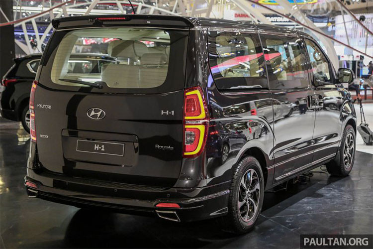 Thế hệ thứ 2 của chiếc MPV cỡ lớn từng ra mắt lần đầu từ năm 2017, tuy nhiên tới nay hãng xe ôtô Hyundai mới nâng cấp lớn giữa vòng đời cho Starex. Cũng giống đời trước, mẫu xe Hyundai Grand Starex 2018 sở hữu kích thước 5.150mm dài, 1,920mm rộng và 1.925mm cao.