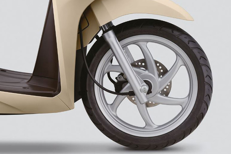 Phiên bản mới của mẫu xe tay ga bán chạy nhất thị trường Việt ngoài việc trang bị khoá chống trộm Smartkey, thiết kế của nó vẫn không thay đổi so với đời cũ đang bán ra trên thị trường - nó vẫn hướng đến thiết kế tinh tế và thân thiện, trung thành với kiểu dáng của một chiếc xe tay ga tiêu chuẩn dành cho đô thị.