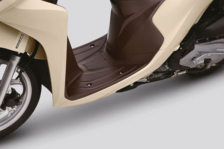 Honda Vision Smartkey mới không sử dụng chìa khóa truyền thống. Thay vào đó, hệ thống điện của xe được mở/tắt thông qua kết nối không dây từ thiết bị điều khiển FOB thông minh đến ECU (bộ vi xử lý trung tâm) của Hệ thống khóa thông minh và xe. Do đó các phương thức đấu điện hay phá ổ khóa trái phép hoàn toàn được ngăn chặn.