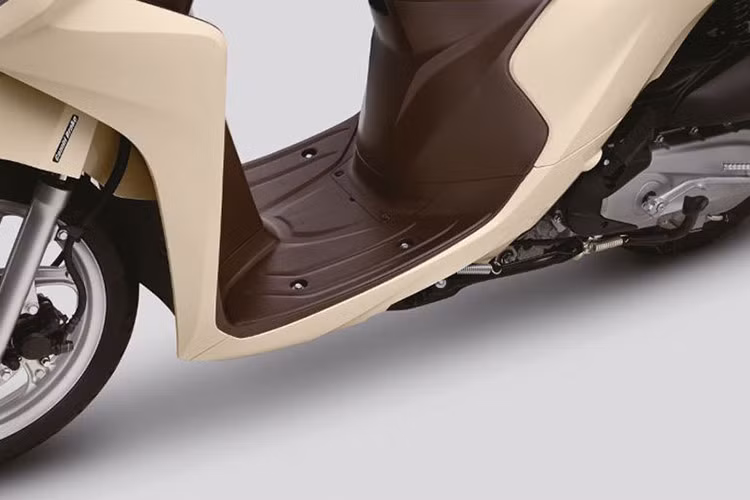 Honda Vision Smartkey mới không sử dụng chìa khóa truyền thống. Thay vào đó, hệ thống điện của xe được mở/tắt thông qua kết nối không dây từ thiết bị điều khiển FOB thông minh đến ECU (bộ vi xử lý trung tâm) của Hệ thống khóa thông minh và xe. Do đó các phương thức đấu điện hay phá ổ khóa trái phép hoàn toàn được ngăn chặn.