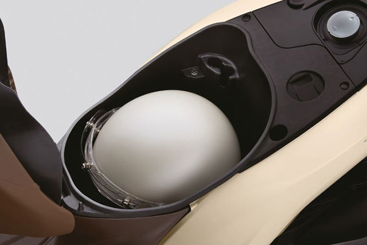 Khóa thông minh Smartkey trên phiên bản Honda Vision mới sở hữu hai tính năng ưu việt cùng được tích hợp trên thiết bị điều khiển FOB bao gồm chức năng kích hoạt/ngưng kích hoạt khoá điện từ xa và hệ thống xác định vị trí xe thông minh mang lại cho người dùng sự tiện lợi vượt trội và trải nghiệm cao cấp giống như sử dụng trên ôtô.