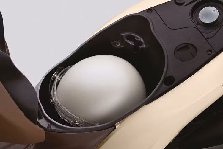 Khóa thông minh Smartkey trên phiên bản Honda Vision mới sở hữu hai tính năng ưu việt cùng được tích hợp trên thiết bị điều khiển FOB bao gồm chức năng kích hoạt/ngưng kích hoạt khoá điện từ xa và hệ thống xác định vị trí xe thông minh mang lại cho người dùng sự tiện lợi vượt trội và trải nghiệm cao cấp giống như sử dụng trên ôtô.