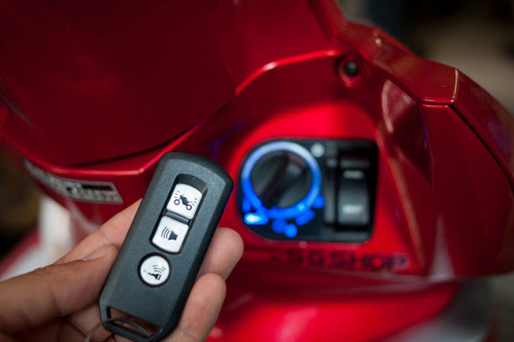 Nổi bật trên mẫu xe ga Honda Vision 2018 bản nâng cấp này chính là hệ thống khoá thông minh Honda Smartkey. Đây được coi là một trong những công nghệ tiên tiến nhất trên xe máy tại Việt Nam hiện nay. Như vậy với Vision phiên bản mới, HVN đã hoàn thiện lộ trình ứng dụng công nghệ tiên tiến này lên toàn bộ xe máy tay ga của mình.