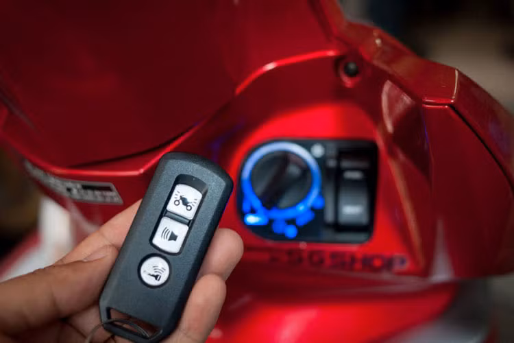 Nổi bật trên mẫu xe ga Honda Vision 2018 bản nâng cấp này chính là hệ thống khoá thông minh Honda Smartkey. Đây được coi là một trong những công nghệ tiên tiến nhất trên xe máy tại Việt Nam hiện nay. Như vậy với Vision phiên bản mới, HVN đã hoàn thiện lộ trình ứng dụng công nghệ tiên tiến này lên toàn bộ xe máy tay ga của mình.