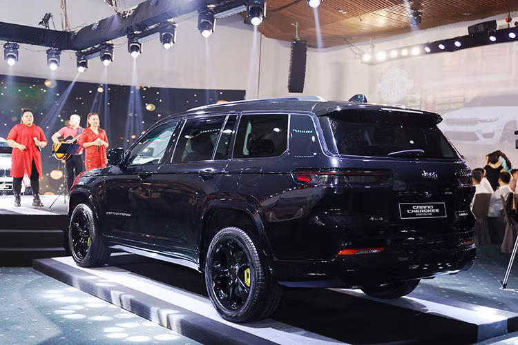 Jeep Grand Cherokee L tai Viet Nam bi trieu hoi do loi phuoc sau-Hinh-2